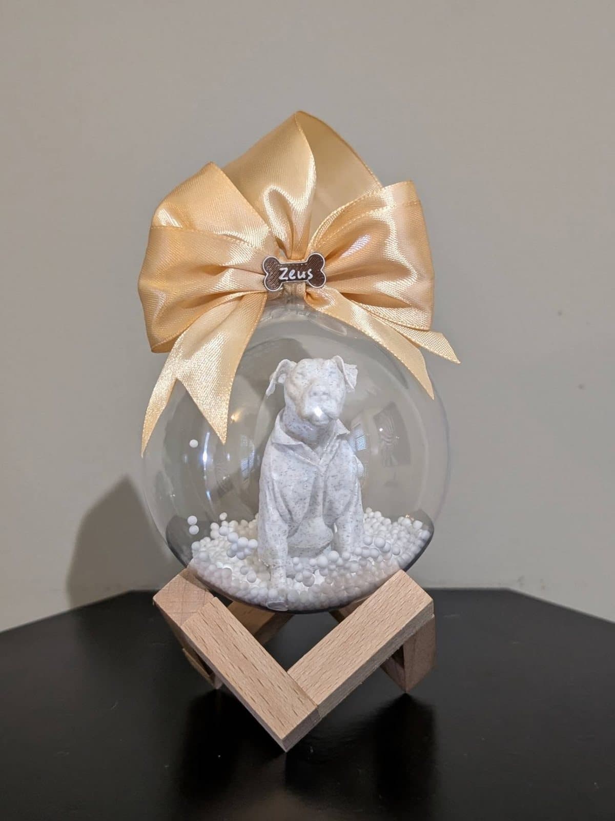 Bola navideña con la figura de Zeus