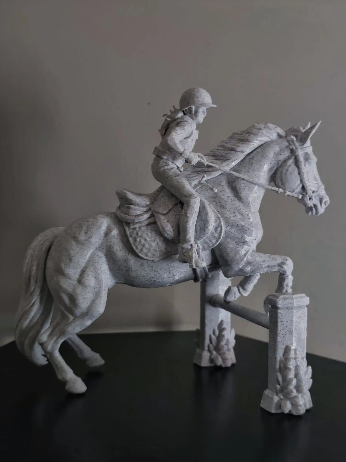 Figura de jinete y caballo en acabado granito