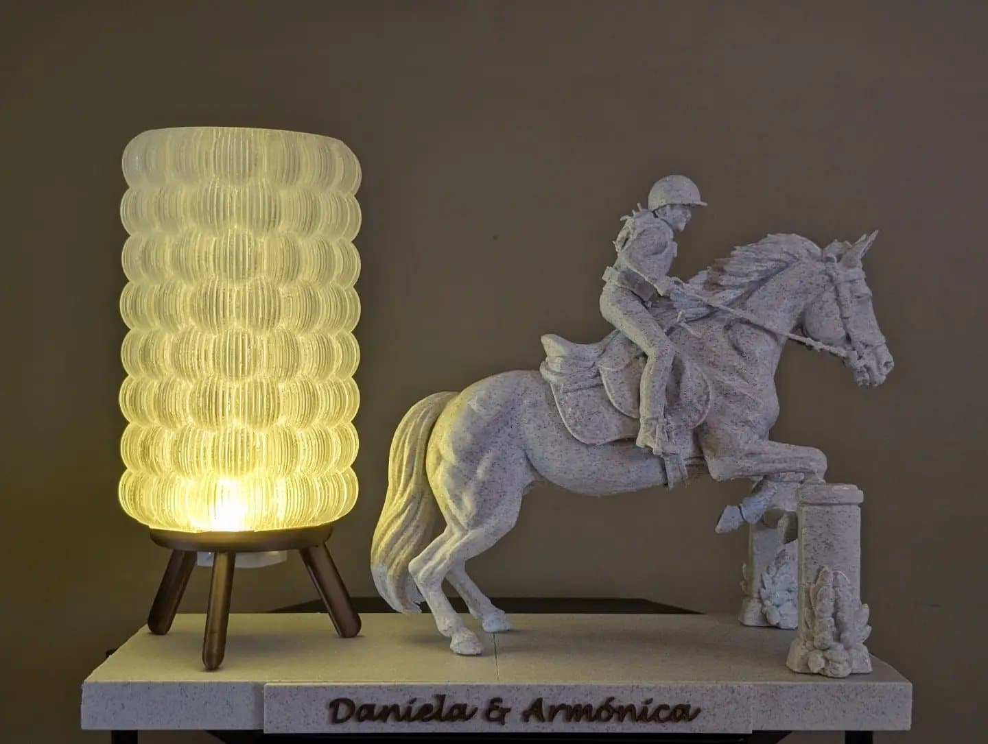 Lámpara con la figura de Daniela saltando con su caballo Armónica
